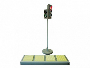 Электрифицированная модель транспортного и пешеходного светофоров на стойке и основании с "Виртуальным учителем" и с панелью образцами тактильной тротуарной плитки для слепых и слабовидящих пешеходов - fgospostavki.ru - Чита